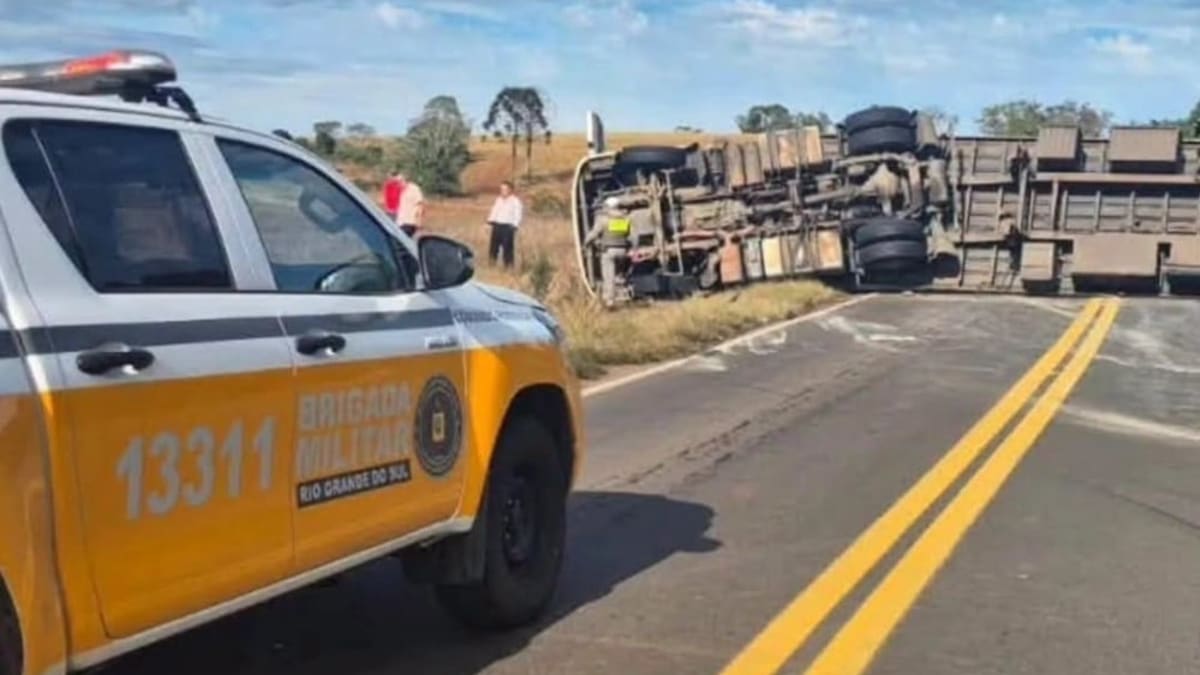 Tombamento de carreta bloqueia totalmente a ERS-135 em ambos os sentidos