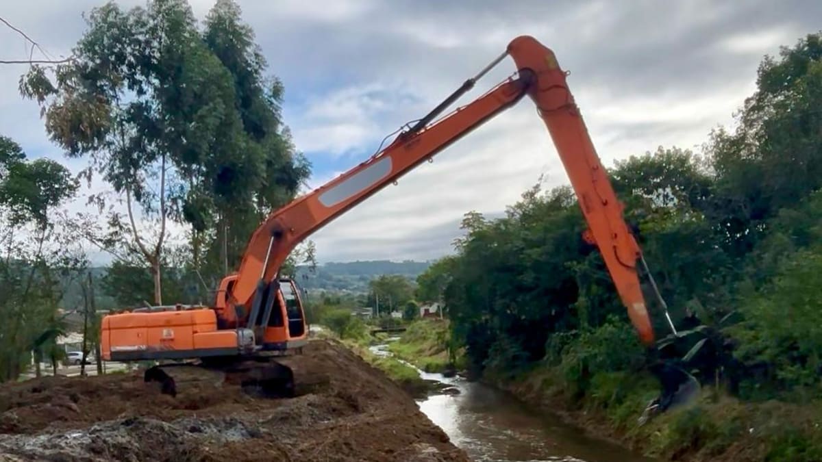 Criciúma intensifica limpeza de rios para prevenir enchentes no verão