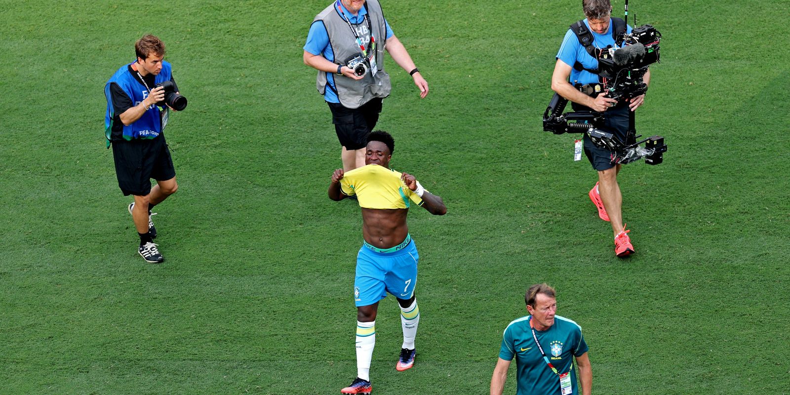 Vinícius Júnior pede desculpas após eliminação do Brasil na Copa