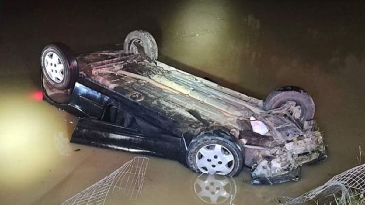 Motorista fica ferido após carro cair em lagoa em Rio do Sul