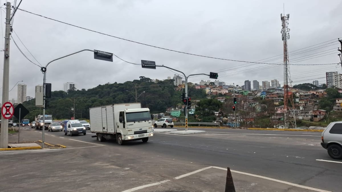 Novo sistema semafórico altera circulação na BR-116 em Caxias do Sul