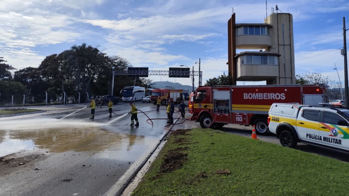 Bombeiros limpam pista após derramamento de barro em ponte de Florianópolis