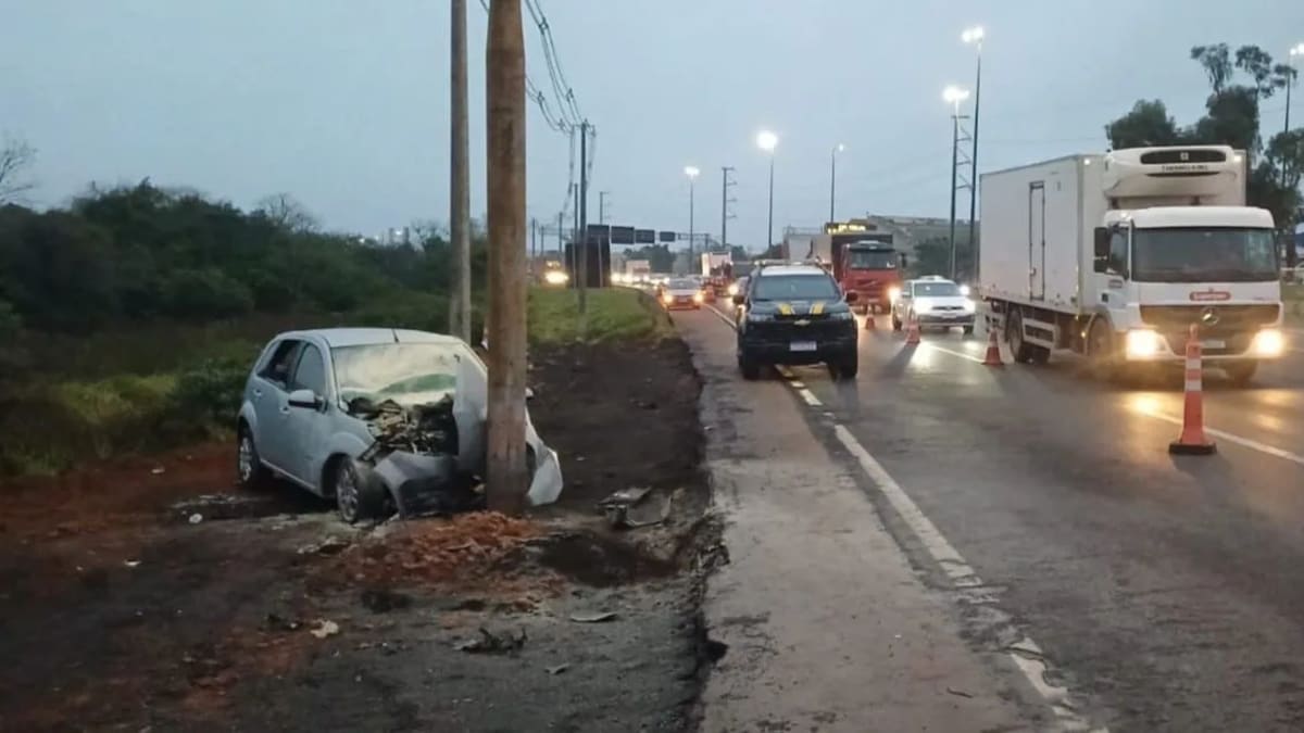 Motorista morre após sair da pista e bater em poste na BR-290 em Porto Alegre