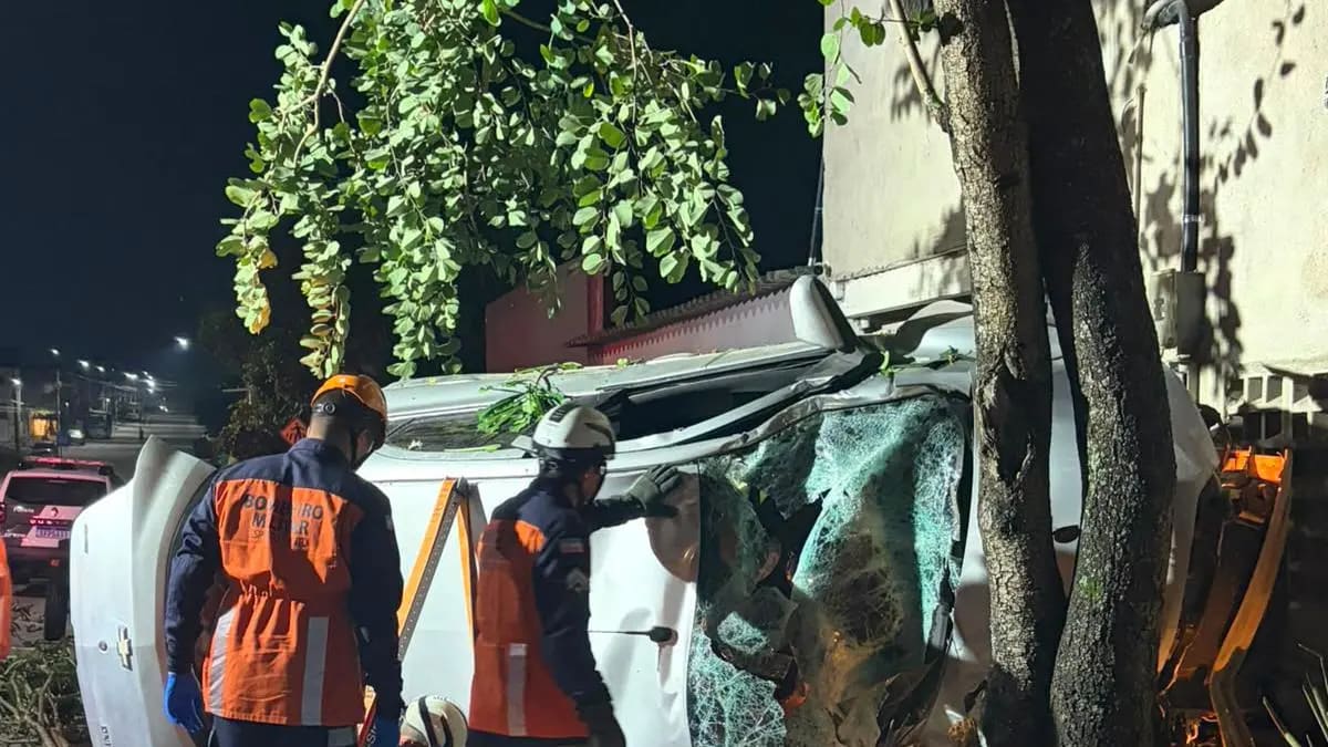 Motorista provoca série de acidentes em Linhares durante fuga e colide contra residência