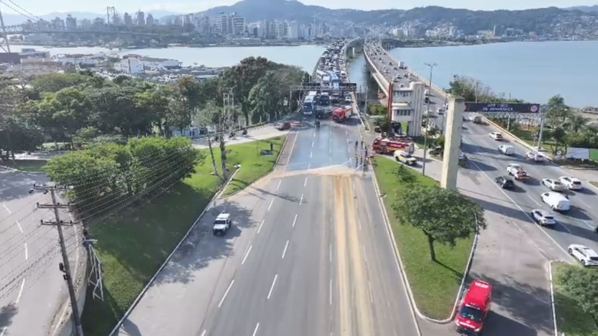 Carga de barro cai de caminhão e bloqueia pista em Florianópolis, Corpo de Bombeiros realiza limpeza com 9 mil litros de água