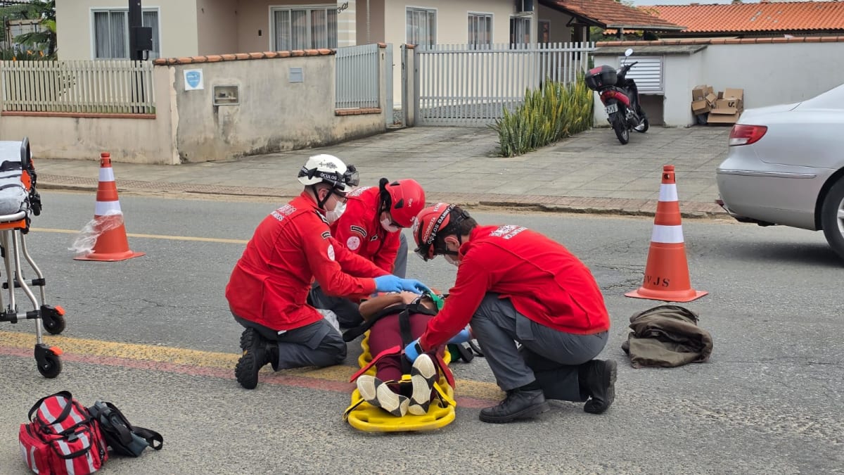 Mulher fica ferida após colisão entre bicicletas em Jaraguá do Sul