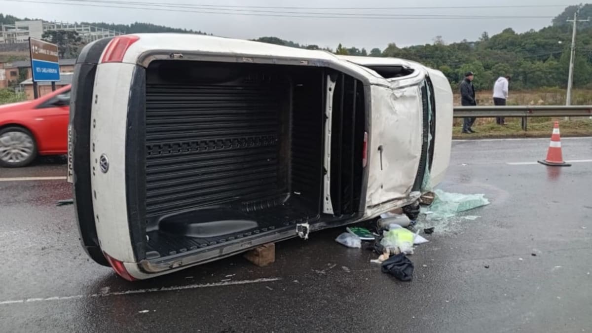 Motorista é socorrido após acidente com carga de jalecos em Caxias do Sul