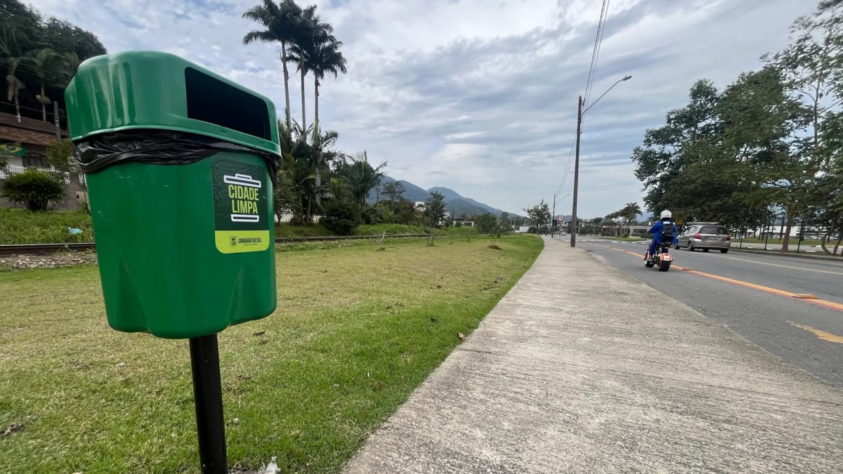 Jaraguá do Sul repõe lixeiras danificadas em pontos da cidade