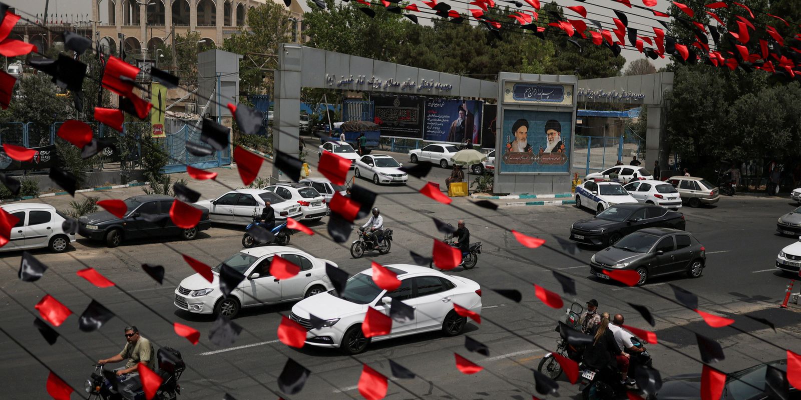 Milhares participam do cortejo fúnebre de Ali Khamenei em Teerã