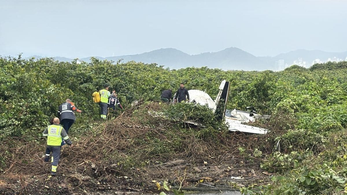 Queda de aeronave em área de restinga próxima ao Aeroporto de Navegantes deixa duas pessoas feridas