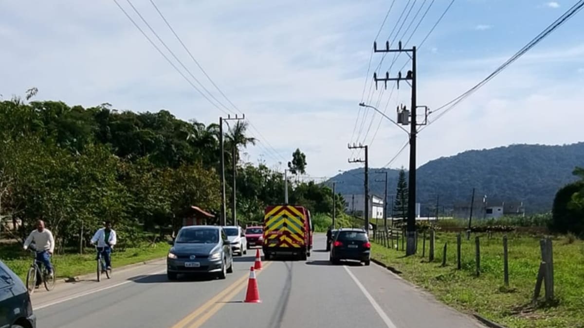 Motociclista fica ferido após colisão com carro em Schroeder