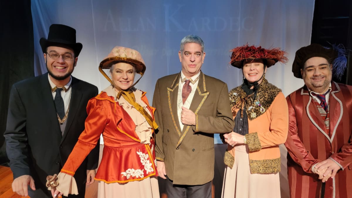 Peça teatral dirigida por Ana Rosa retrata história do espiritismo em Belo Horizonte
