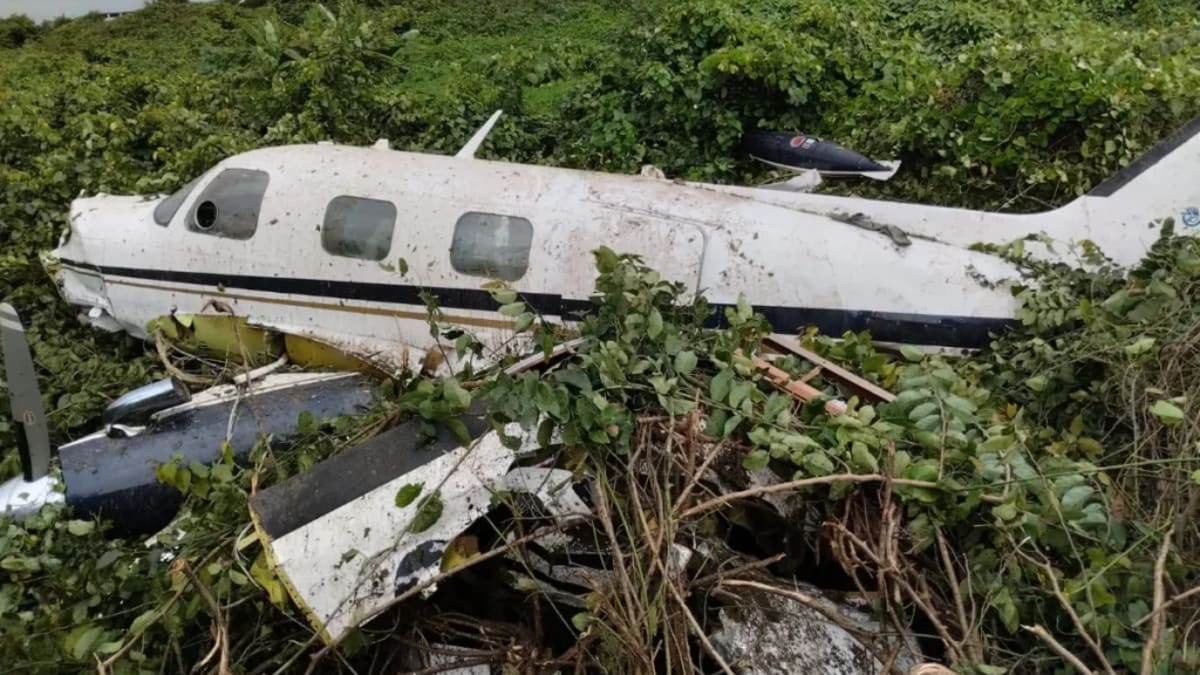 Avião de pequeno porte cai em restinga na praia de Navegantes