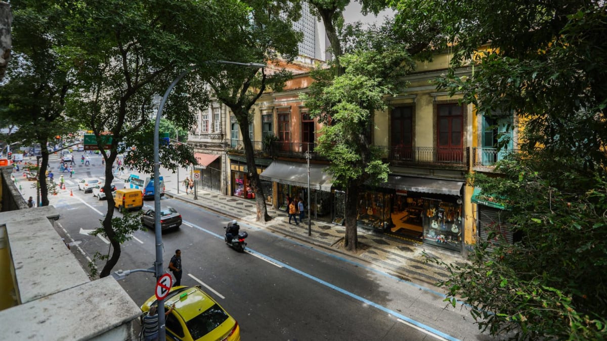 Prefeitura do Rio abre licitação para nivelar tampões de bueiros em vias da cidade