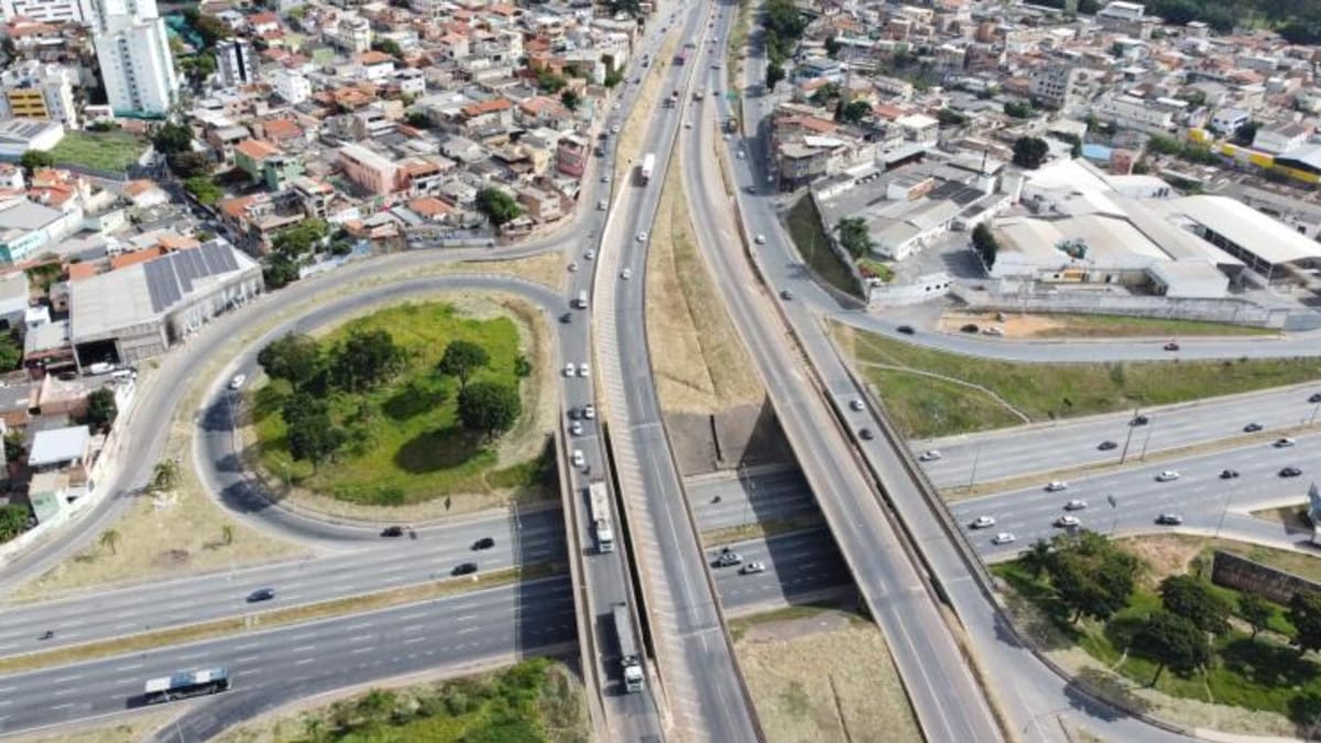 Trânsito no Anel Rodoviário de Belo Horizonte terá interrupções para troca de torre de iluminação