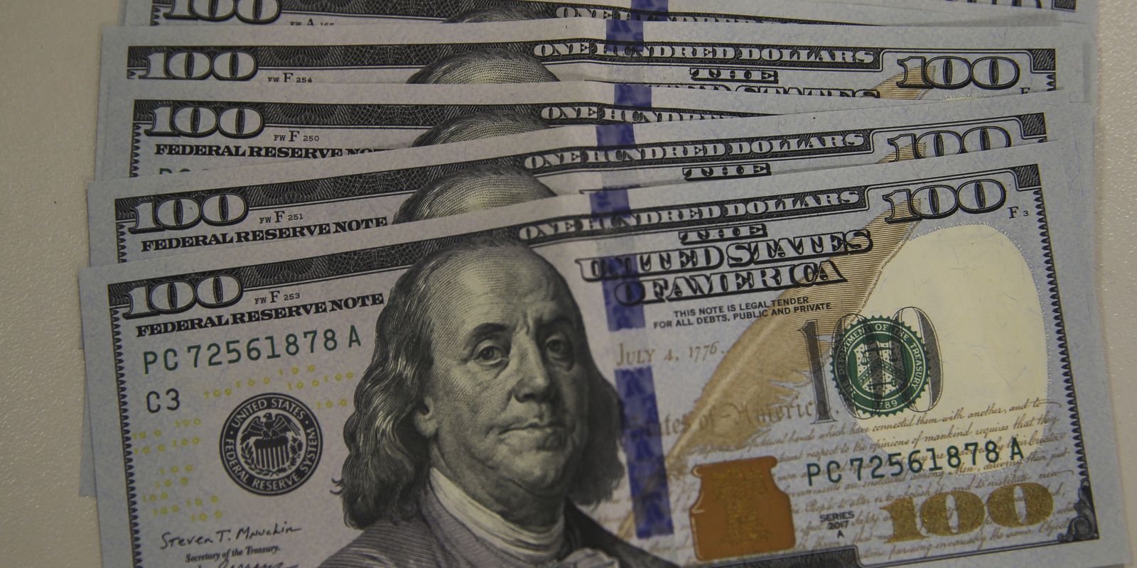 Dólar cai e bolsa recua em dia de ajustes no mercado