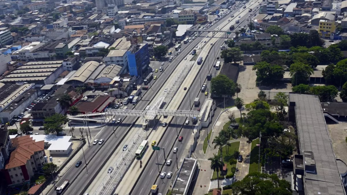 CET-Rio realiza operação na Avenida Brasil para serviços de recapeamento em Parada de Lucas