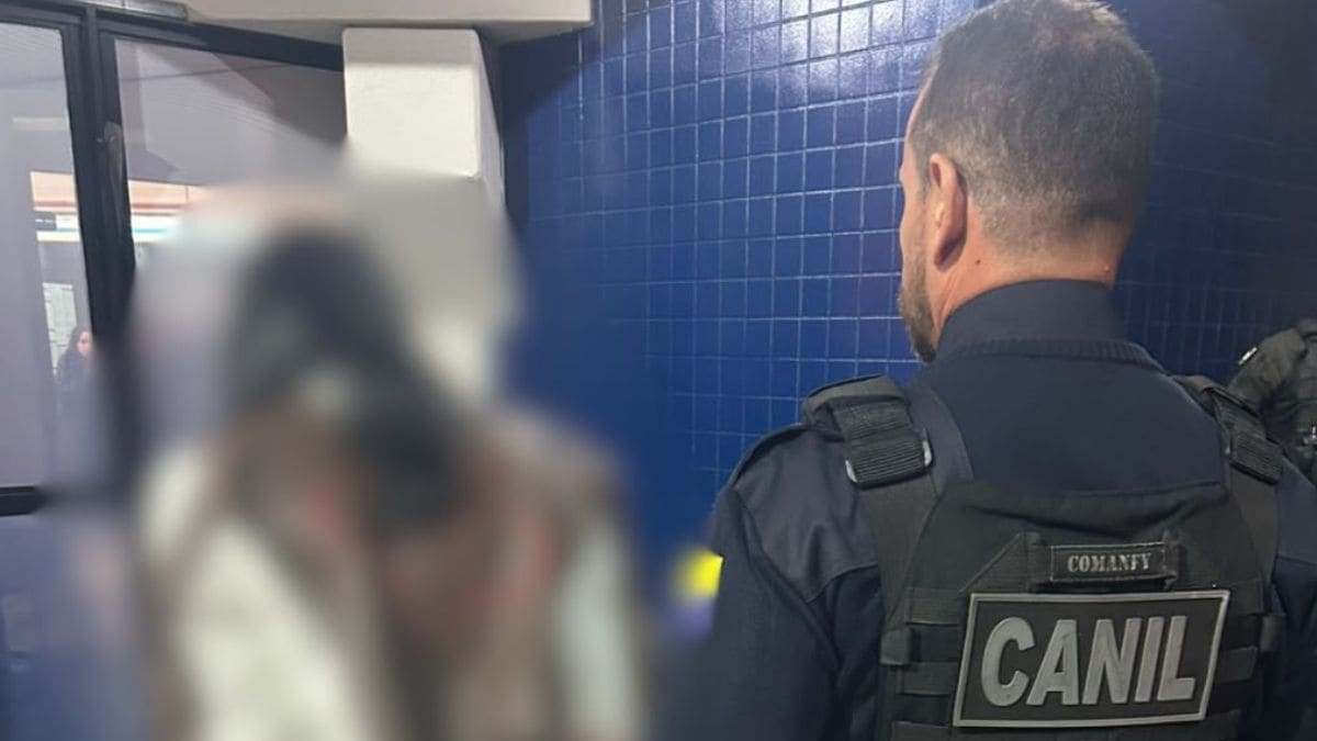 Guarda Municipal de Itapema prende mulher com mandado de prisão em ônibus na rodoviária