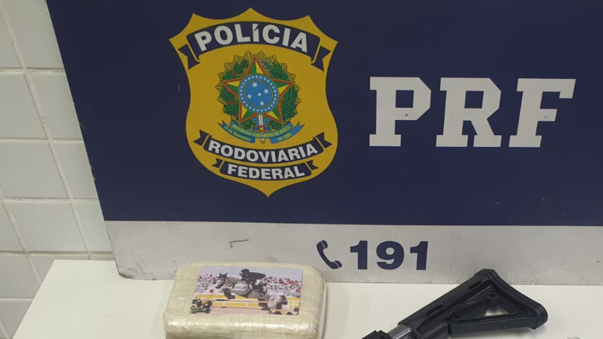 PRF apreende mais de 7 kg de drogas e arma artesanal em veículo no Espírito Santo