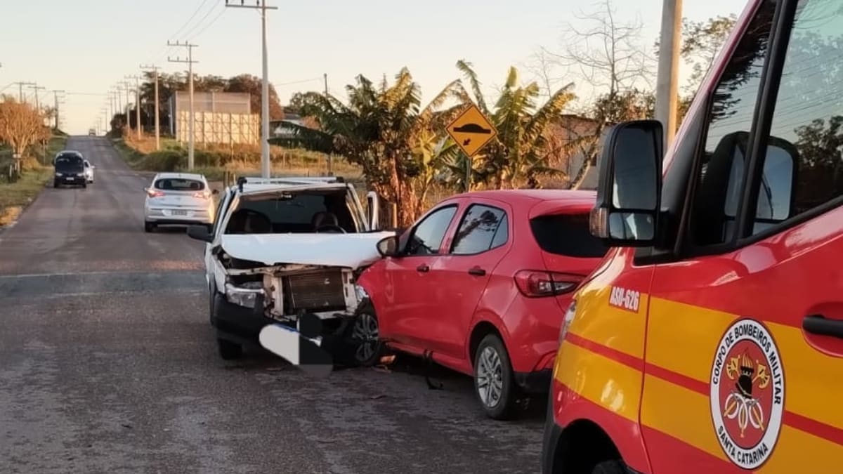 Colisão frontal deixa dois feridos no bairro Barracão, em Içara