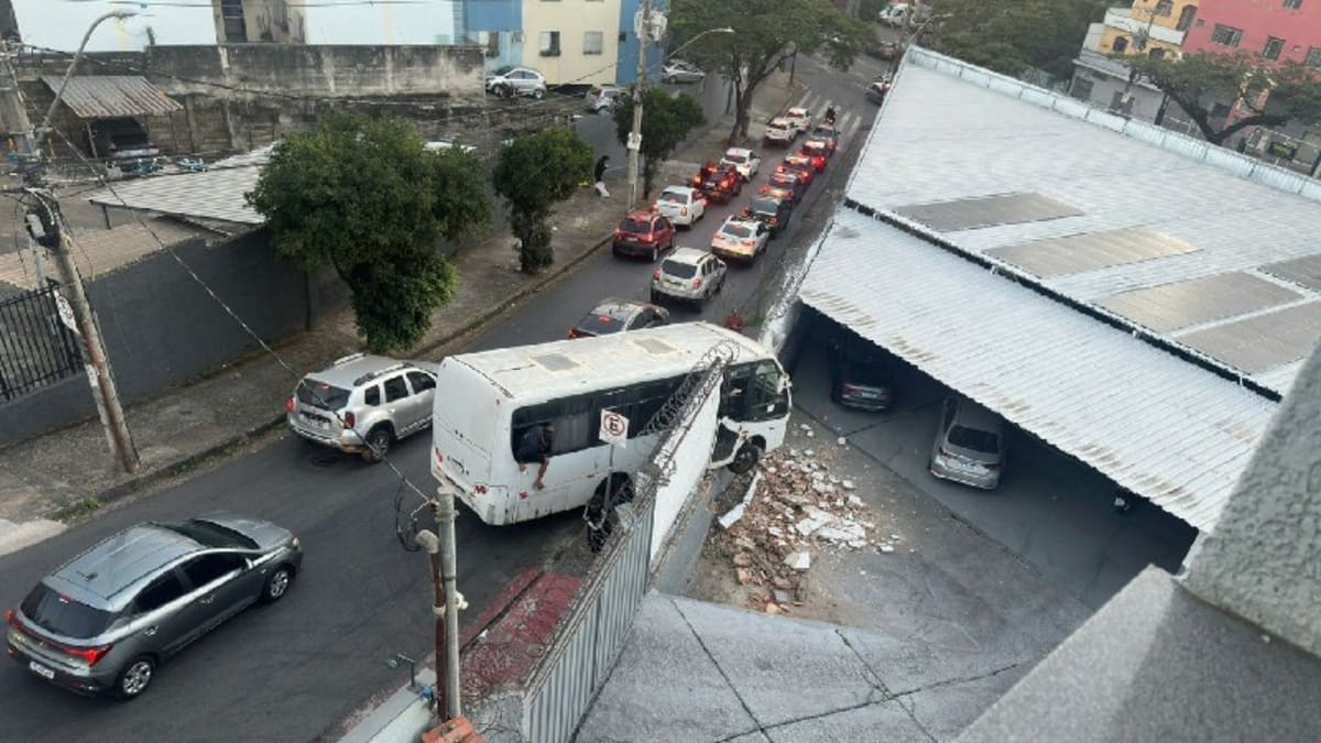 Micro-ônibus fica parcialmente suspenso após bater em muro no Jardim América, Belo Horizonte