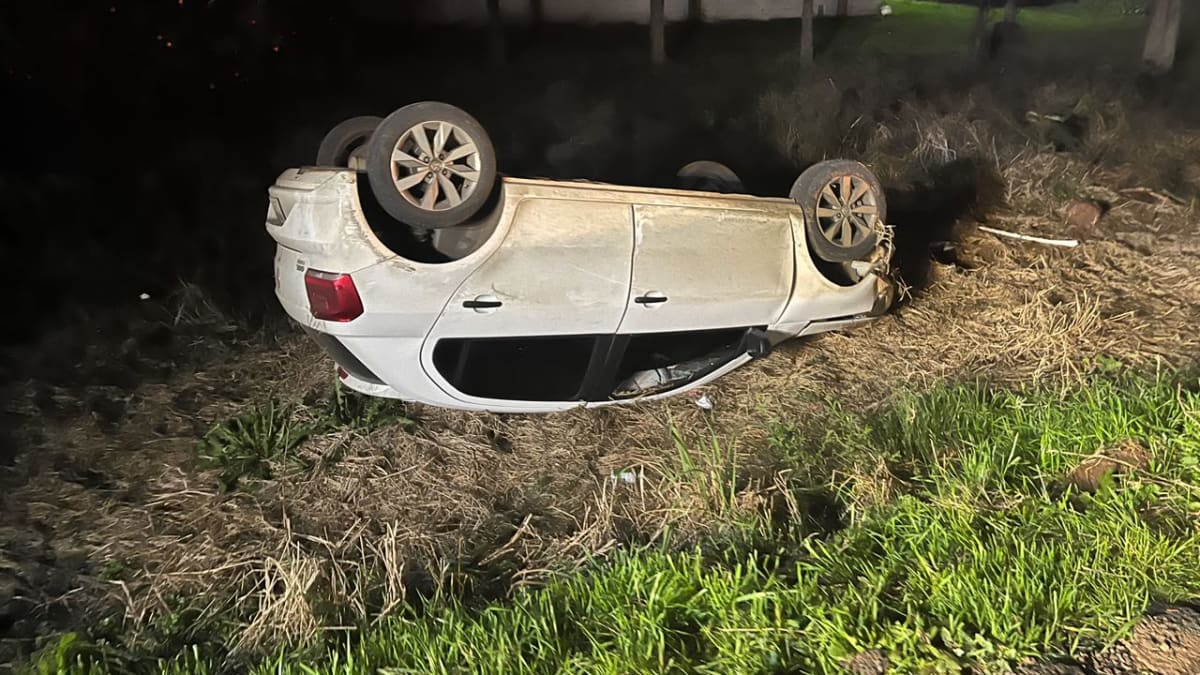 Dois homens ficam feridos após capotamento na SC-355 em Iomerê