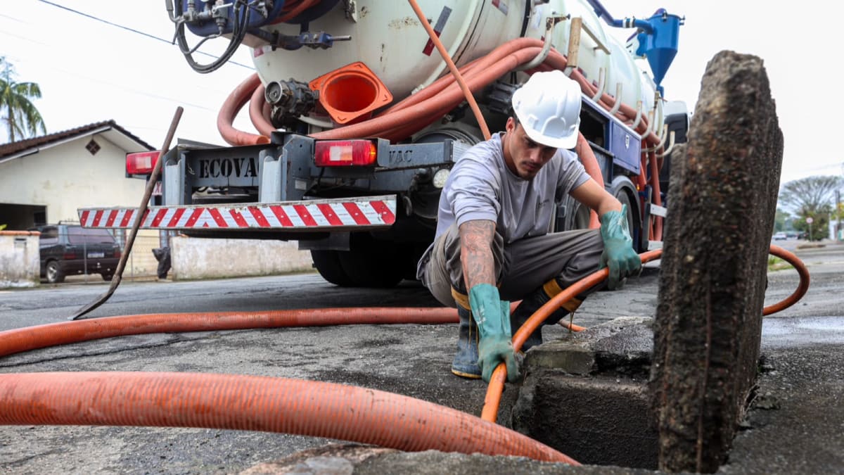 Joinville intensifica limpeza de bocas de lobo para prevenir impactos do El Niño