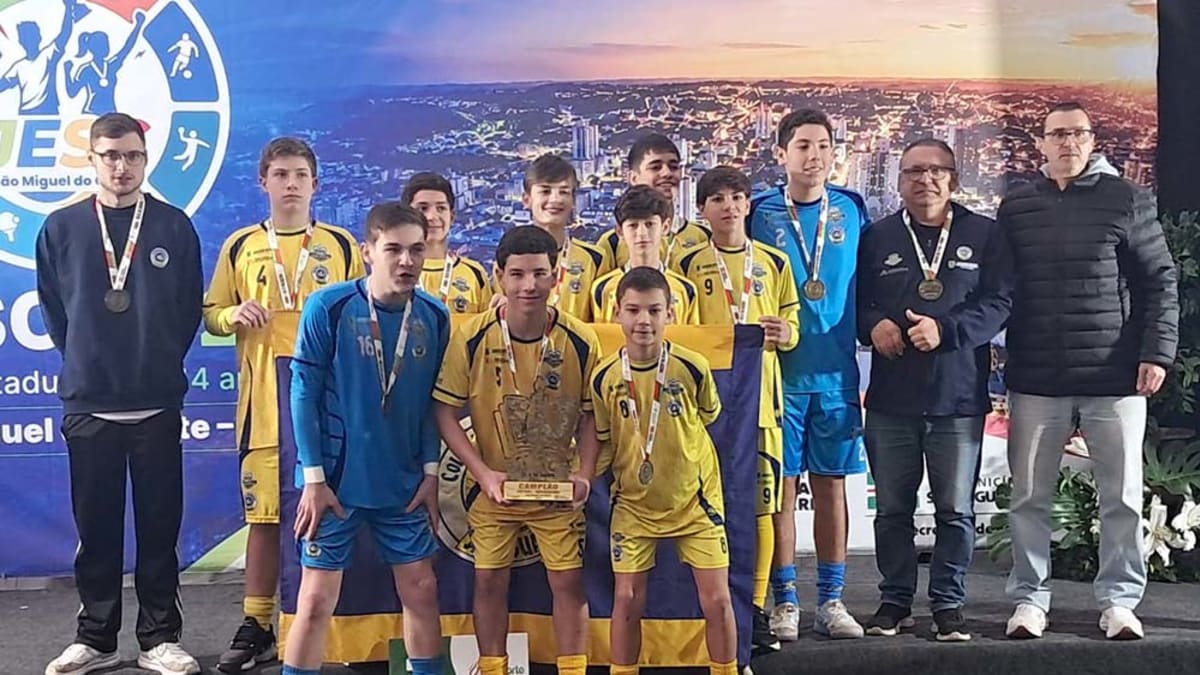 Colégio Evangélico Jaraguá conquista título estadual de futsal no Jesc