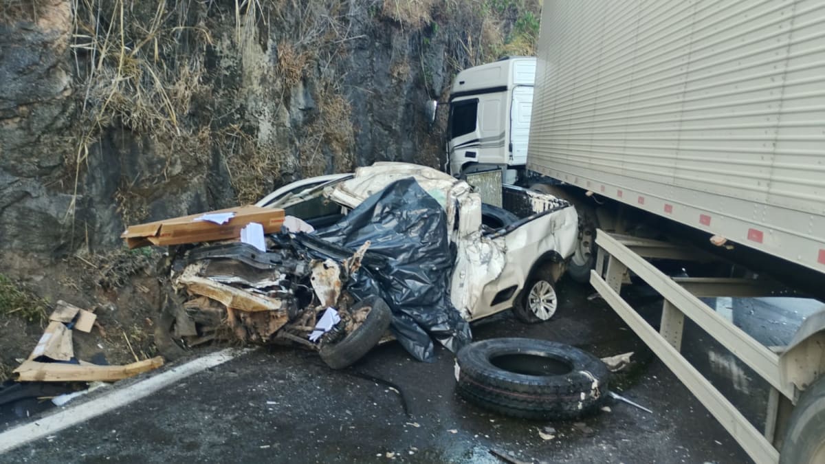Homem morre em colisão entre carro e carreta na BR-381 em João Monlevade