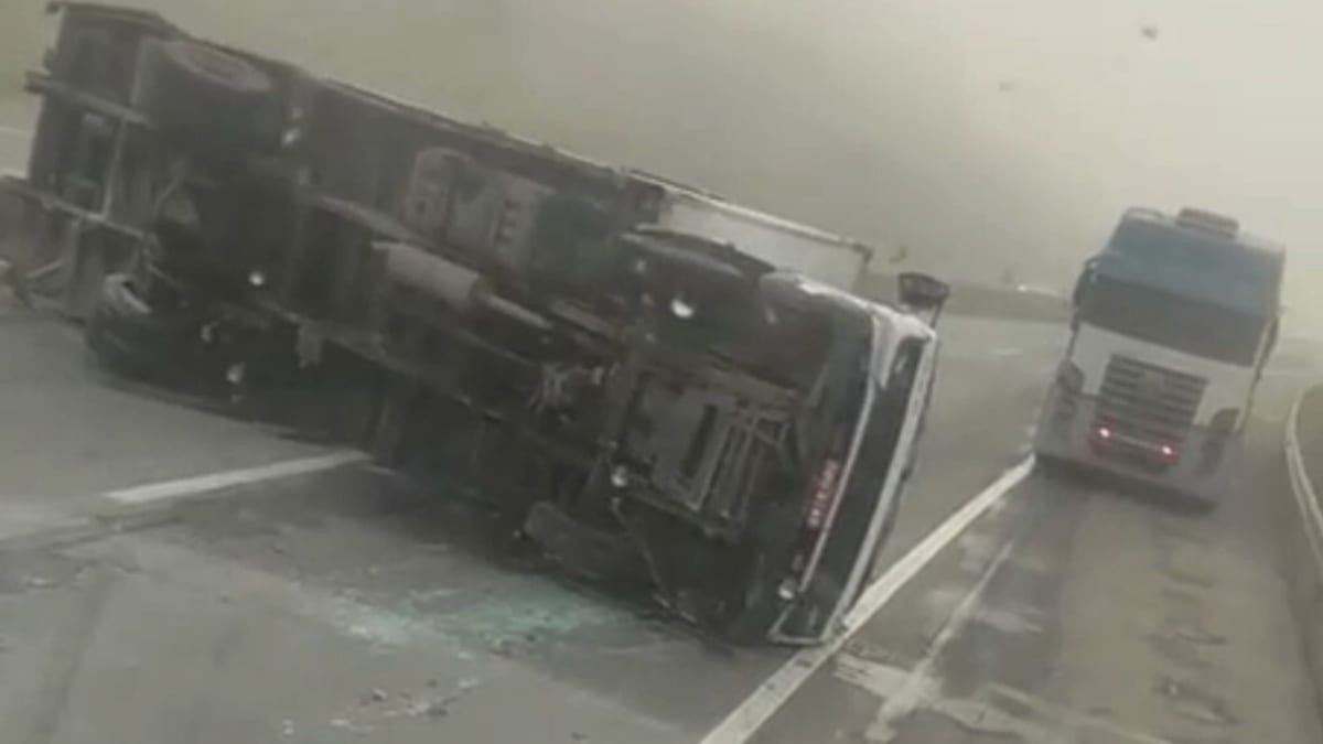 Dois tombamentos de carretas causam congestionamentos na Rodovia Fernão Dias em Minas Gerais