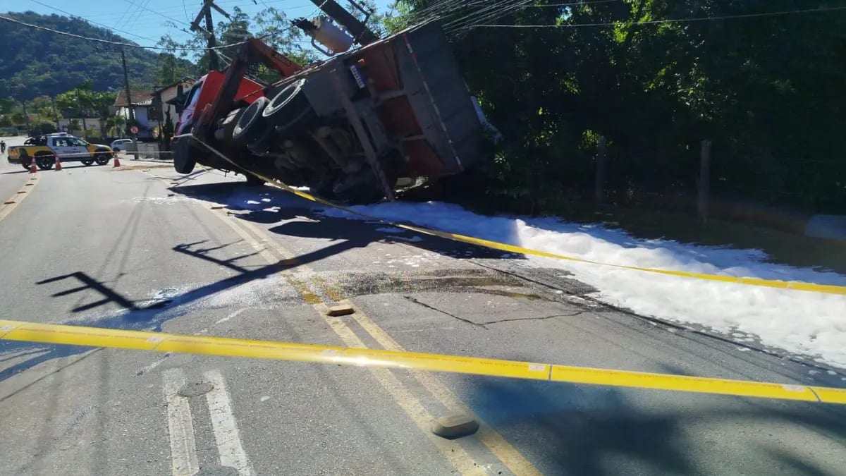 Caminhão fica semi lateralizado após acidente em Pomerode e provoca vazamento de combustível
