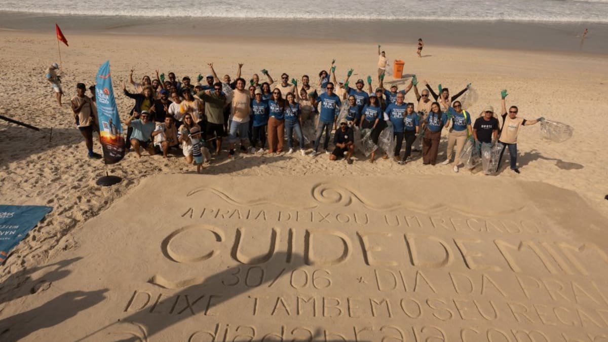 Mais de mil voluntários participam do primeiro Dia da Praia no Rio de Janeiro