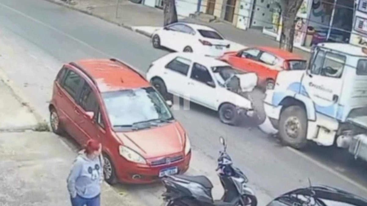 Motorista fica ferida após colisão frontal com caminhão no Barreiro, Belo Horizonte