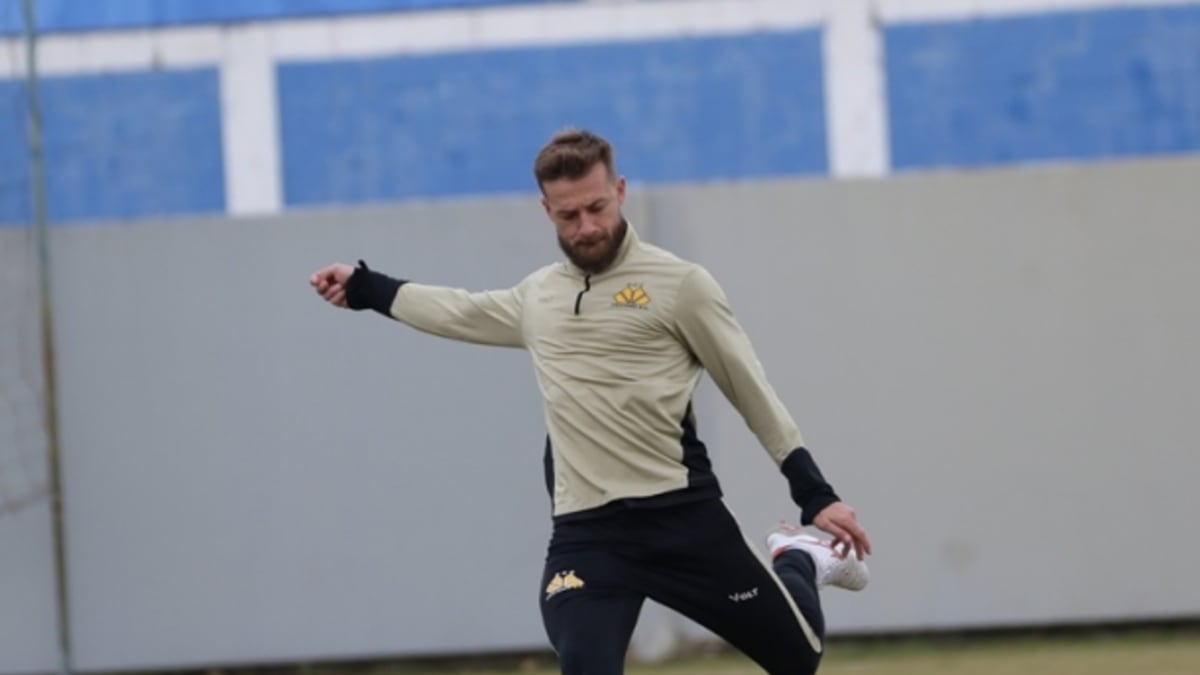 Criciúma enfrenta Ponte Preta em busca da liderança da Série B