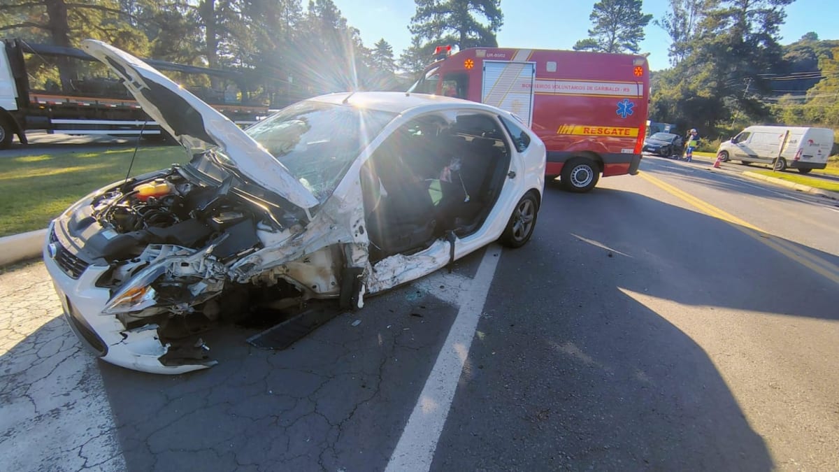 Acidente entre Ford Focus e Toyota Corolla causa lentidão em Desvio Blauth