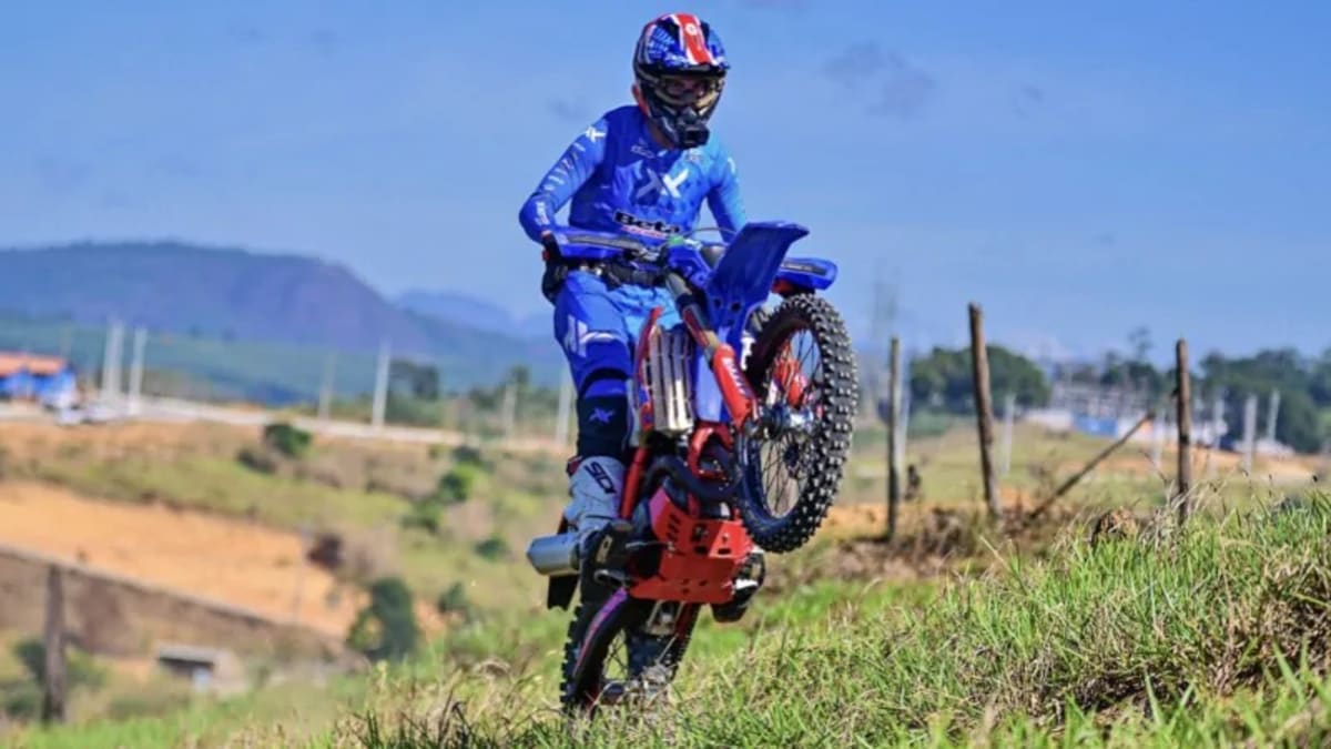 Piloto capixaba Danilo Sfalsim disputa etapa do Beta Master Enduro na Itália