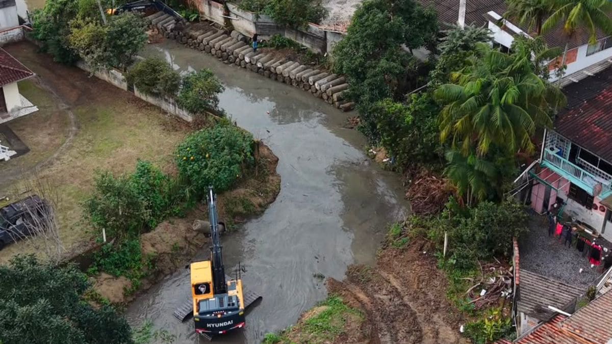 Itapema reforça margem de rio no bairro Ilhota para conter erosão e proteger moradores