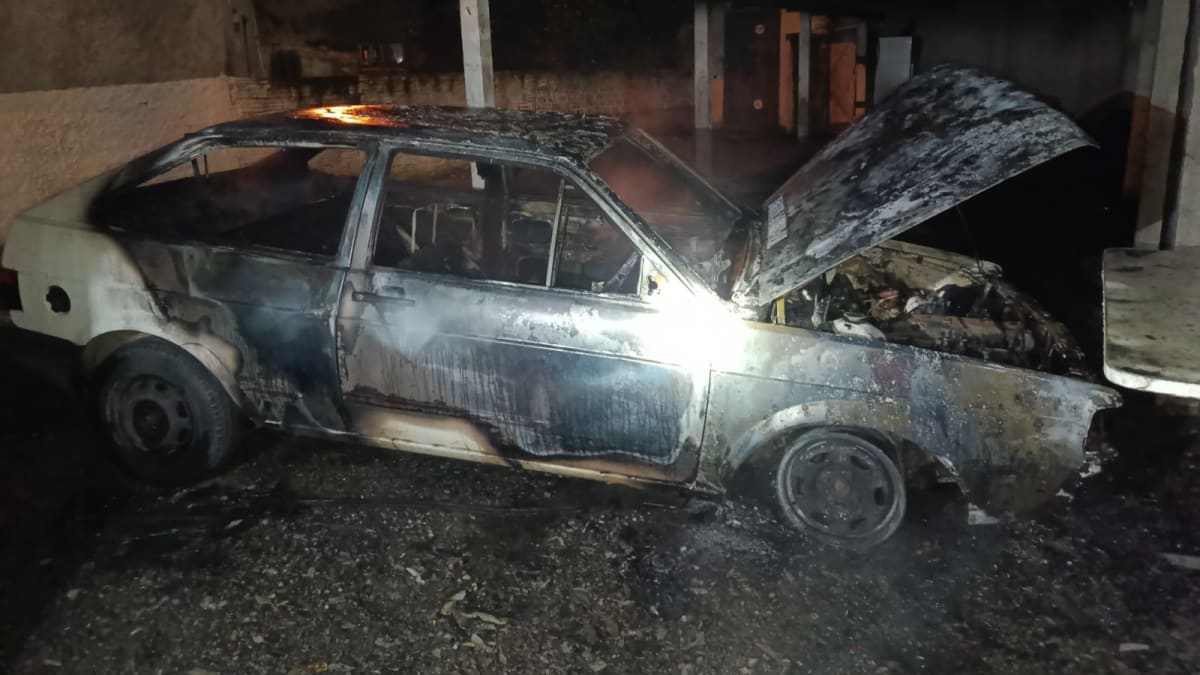 Carro pega fogo em garagem de prédio no Centro de Morro da Fumaça