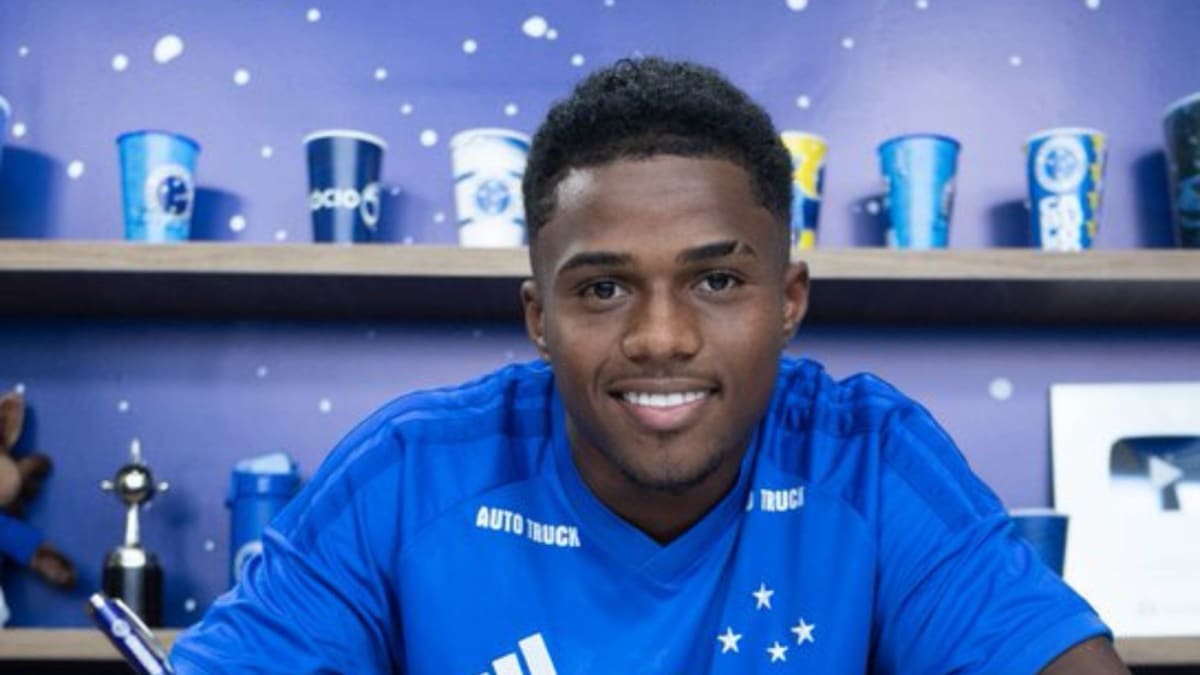 Filho de ex-jogador Adriano Michael Jackson estreia no futebol profissional e já marca gols em competições nacionais