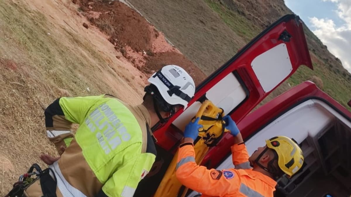 Coveiro de 68 anos fica ferido após cair em cova durante sepultamento em Belo Horizonte