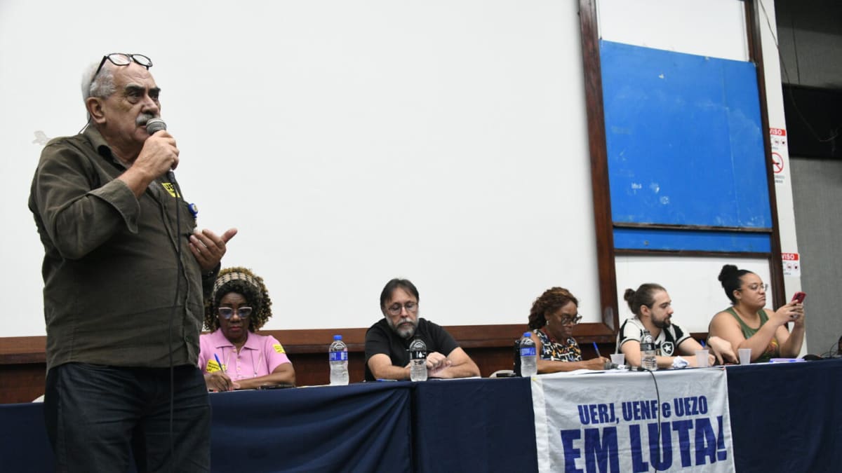 Servidores técnico-administrativos da Uerj mantêm greve iniciada em abril