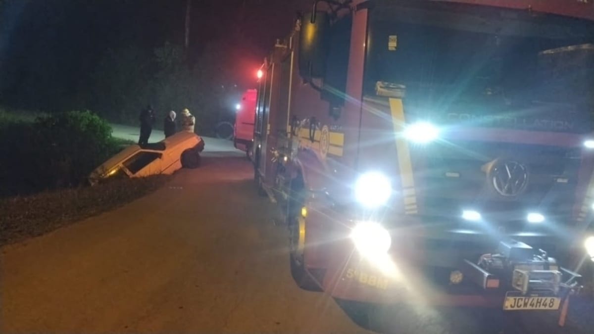 Fiat Uno sai da pista e cai em bueiro na Rua Avelino Signor, em Bento Gonçalves