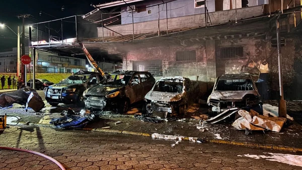 Incêndio criminoso destrói veículos da segurança pública em Araquari