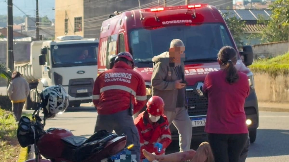 Motociclista fica ferido após colisão com caminhão em Jaraguá do Sul