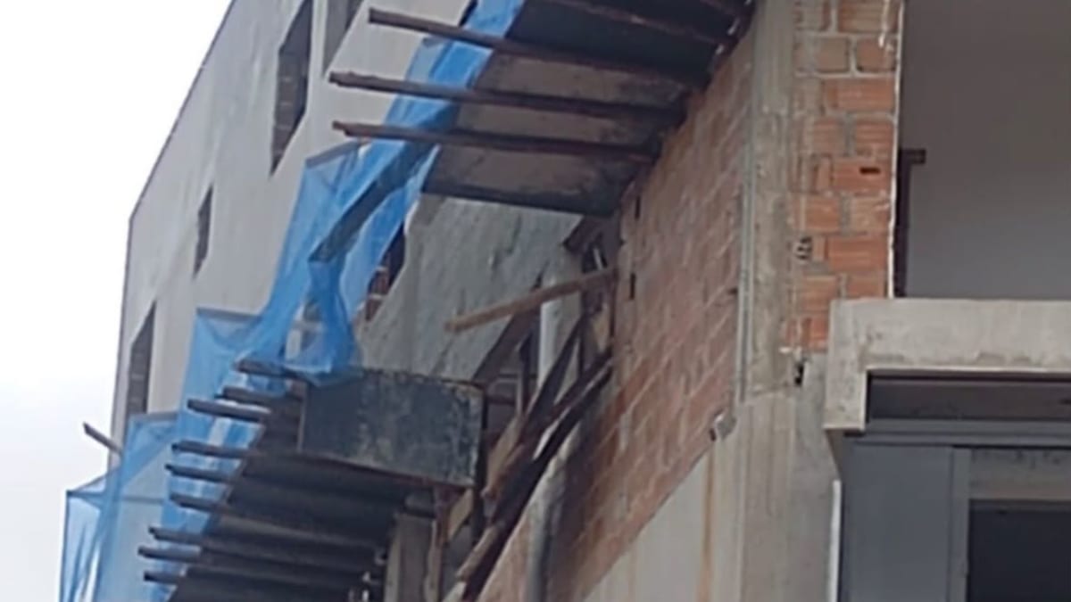 Dois trabalhadores morrem após queda de andaime em obra em Carmópolis de Minas