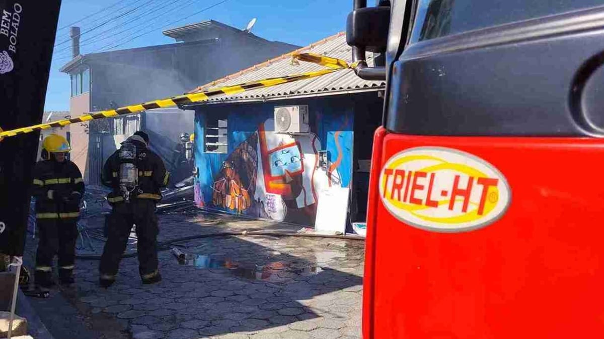 Incêndio em comércio no Alto Ribeirão é controlado pelo Corpo de Bombeiros