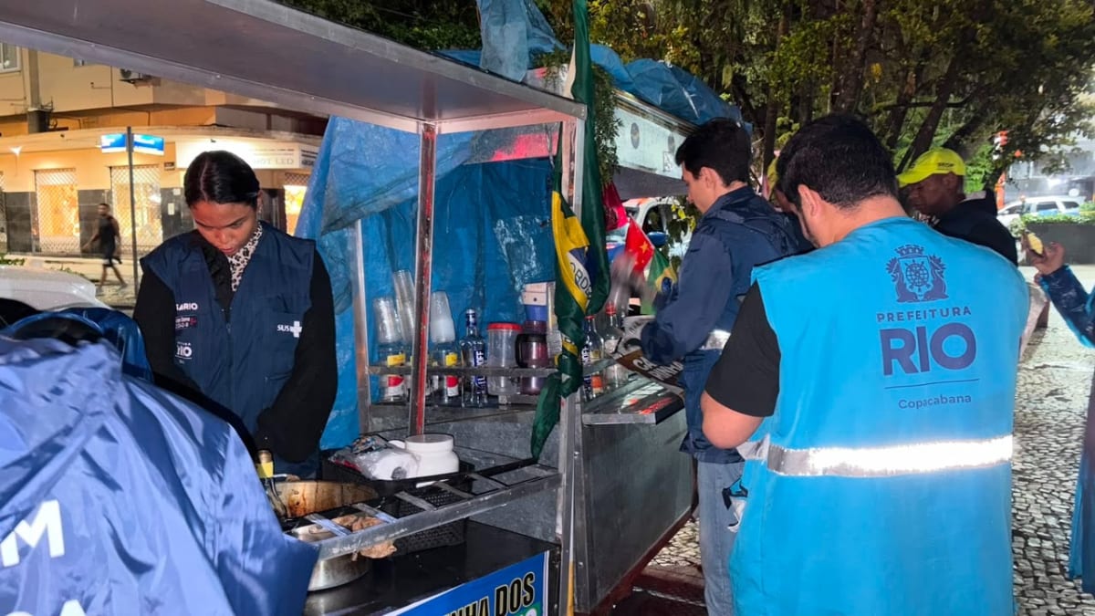Operação em Copacabana descarta 80kg de alimentos impróprios e retira entulho das calçadas