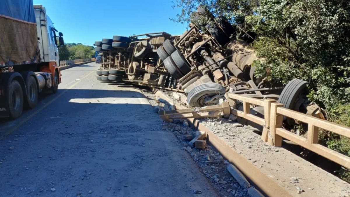 Acidente com veículo de grande porte interdita parcialmente BR-470 em Campos Novos