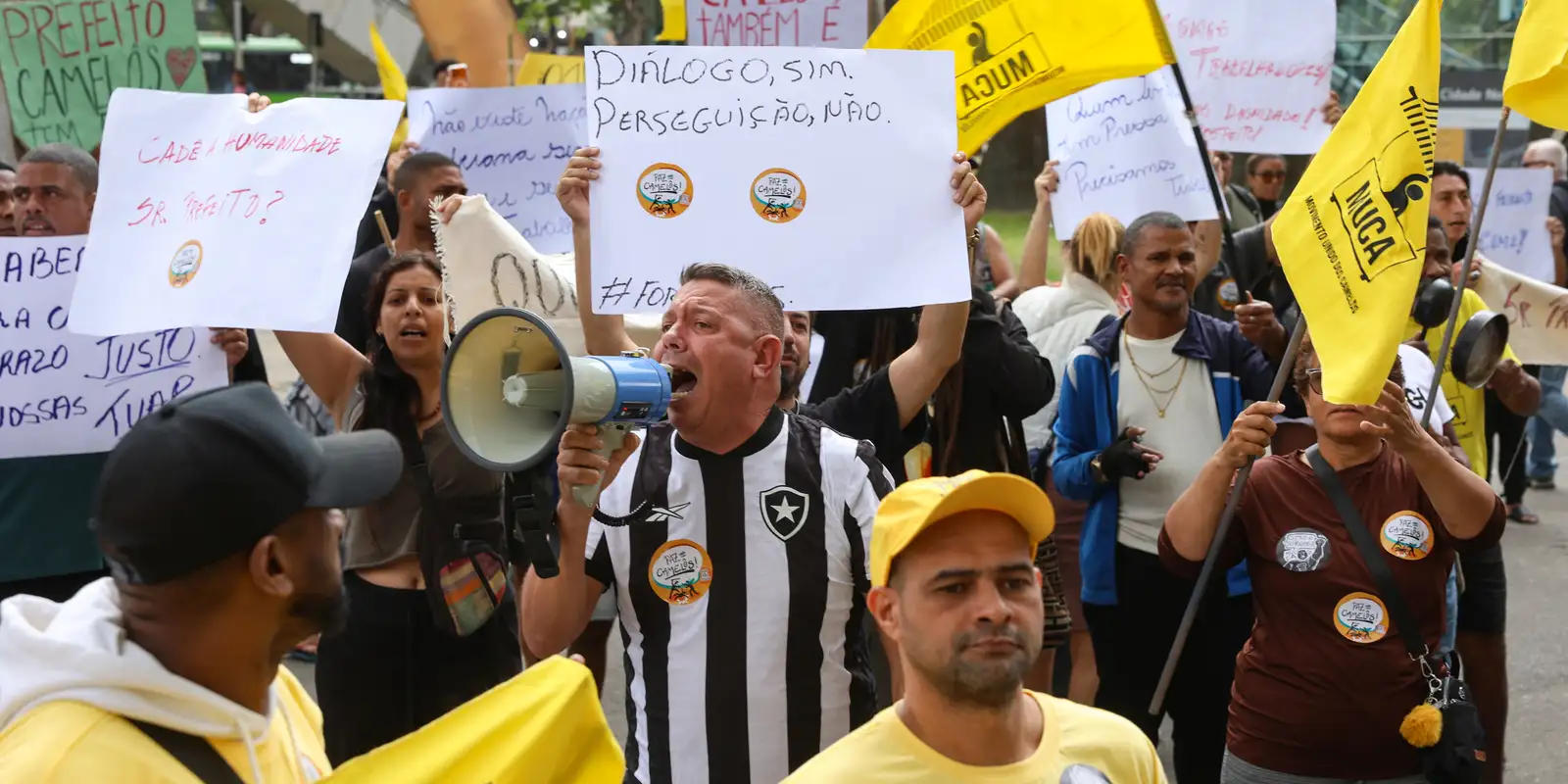 Camelôs protestam contra fiscalização rígida na orla da zona sul do Rio