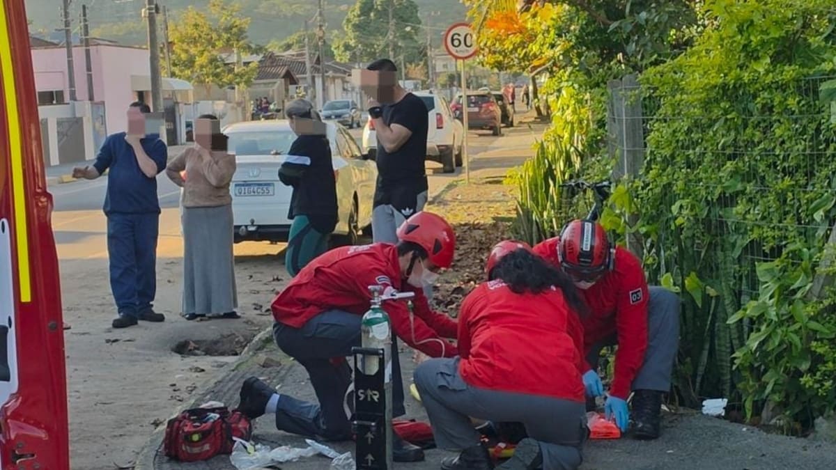 Ciclista de 13 anos é hospitalizado após acidente em Jaraguá do Sul